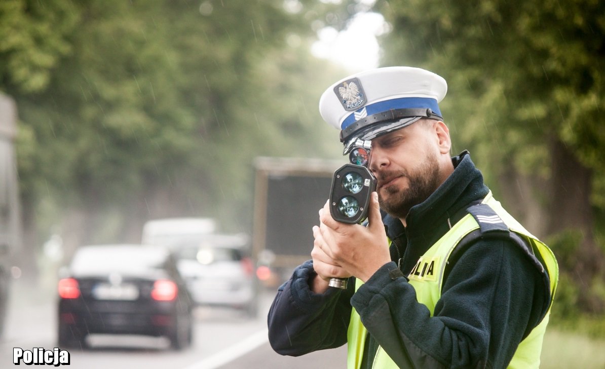 39-latka w tesli wykręciła na al. Warszawskiej 114 km/h. Co jeszcze działo się na drogach w weekend?