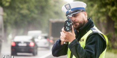 Artykuł: 39-latka w tesli wykręciła na al. Warszawskiej 114 km/h. Co jeszcze działo się na drogach w weekend?