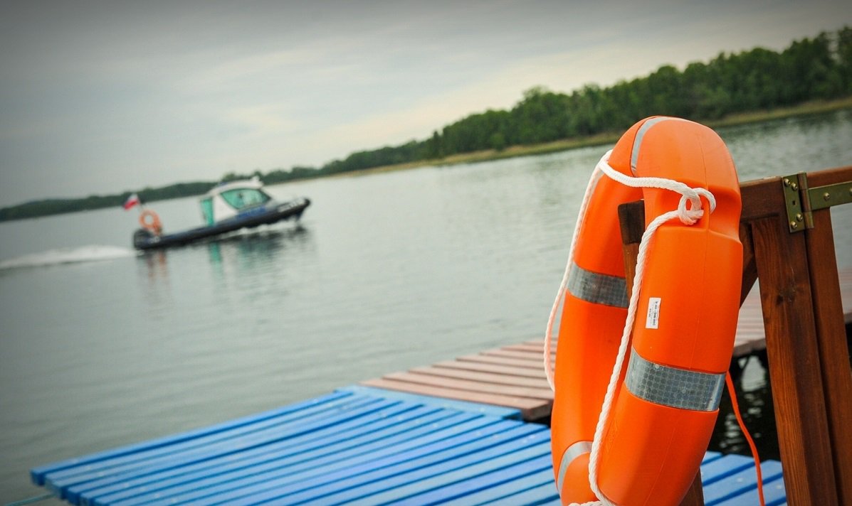 Dwóch mężczyzn wypłynęło, trzeci nie. Tragiczny finał akcji w jeziorze Łęsk