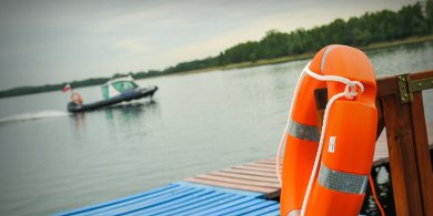 Artykuł: Dwóch mężczyzn wypłynęło, trzeci nie. Tragiczny finał akcji w jeziorze Łęsk