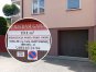Od ponad dwóch lat na jednym z garaży, położonych przy ul. Minakowskiego w Olsztynie, widnieje baner z informacją o sprzedaży obiektu. Metraż nieruchomości wynosi 19,1 m2, a kwota zwala z nóg
