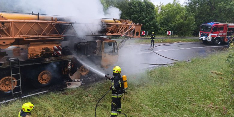 Pożar pojazdu specjalistycznego pod Olsztynem. Droga krajowa zablokowana [ZDJĘCIA]