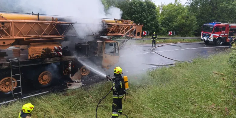 Pożar pojazdu specjalistycznego pod Olsztynem. Droga krajowa zablokowana [ZDJĘCIA]