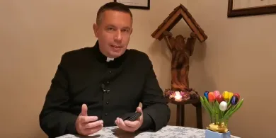 Koszenie trawy w niedzielę jest grzechem? Kontrowersyjny ksiądz po raz kolejny wywołał poruszenie w sieci