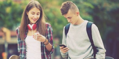 Artykuł: Jak kształtuje się obraz młodego pokolenia? Kobiety częściej pozostają w związkach, mężczyźni wolą być singlami