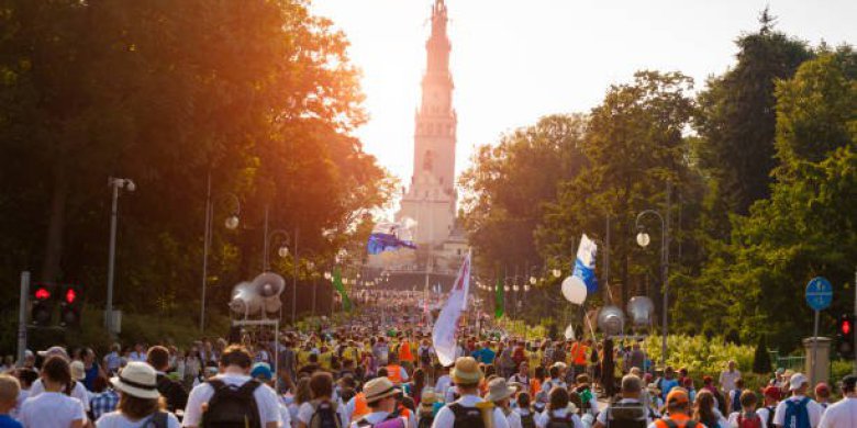 Pielgrzymka jako sposób na znalezienie drugiej połówki? Ksiądz komentuje: „każda szuka męża, a chłopaków jest garstka”