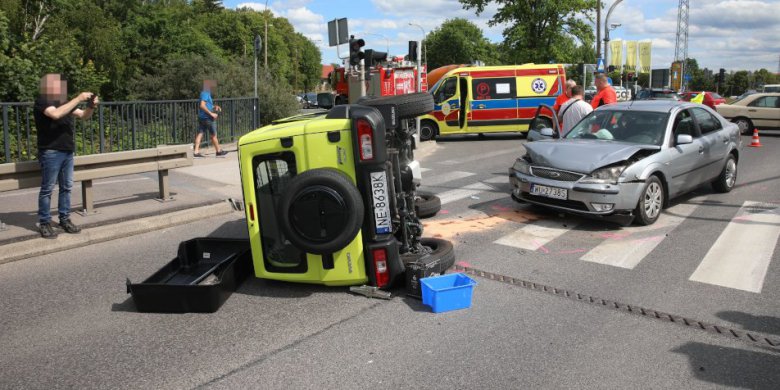 Przewrócone suzuki na ul. Armii Krajowej w Olsztynie. 73-latek nie ustąpił pierwszeństwa [ZDJĘCIA]