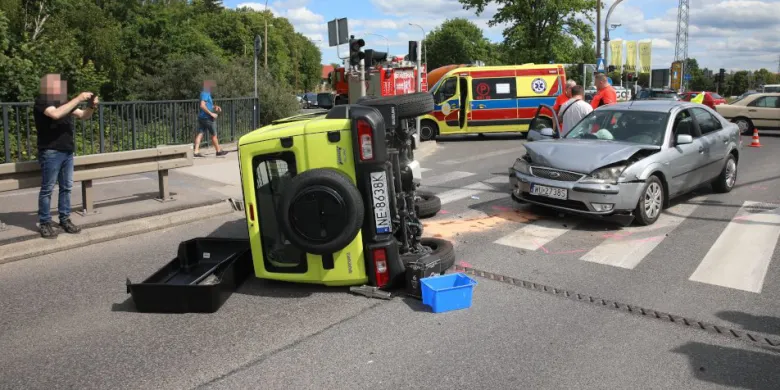 Przewrócone suzuki na ul. Armii Krajowej w Olsztynie. 73-latek nie ustąpił pierwszeństwa [ZDJĘCIA]