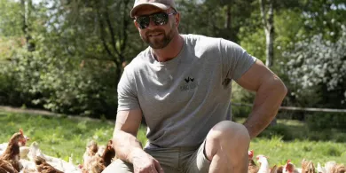 Kulturysta czy „Król Kur”? „Turborolnik Tomek” z gminy Barczewo bryluje w sieci!