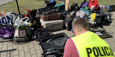Artykuł: 38-latek okradał niezamknięte samochody w Ostródzie. W piwnicy miał towar wart tysiące złotych