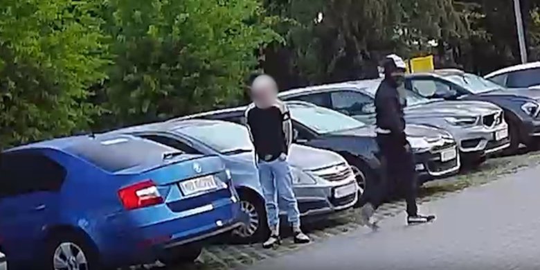 Olsztyn. Uderzył młotkiem w skodę i uciekł. 