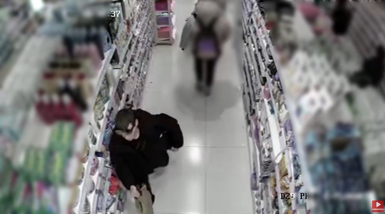 "Ogolił" drogerię w Olsztynie na ponad 1000 zł. Pomogła papierowa torba [WIDEO]