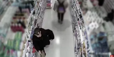 Ogolił drogerię w Olsztynie na ponad 1000 zł. Pomogła papierowa torba [WIDEO]