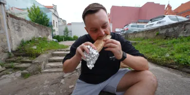 „Absolutnie nie przyjeżdżajcie do Olsztyna na kebab”. Znany youtuber, Książulo gorzko o miejscowych lokalach [WIDEO]