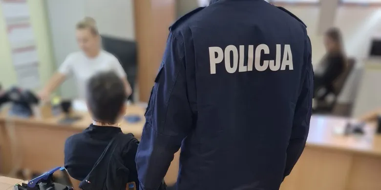 Zasnął na krześle na osiedlu Generałów. 19-latek miał "zjazd" po narkotykach?