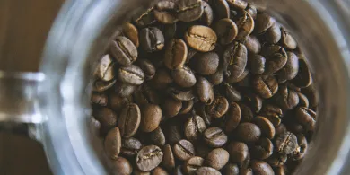 Kawosze nie będą zachwyceni. Wzrosty cen w sklepach są mocno dwucyfrowe [ANALIZA]