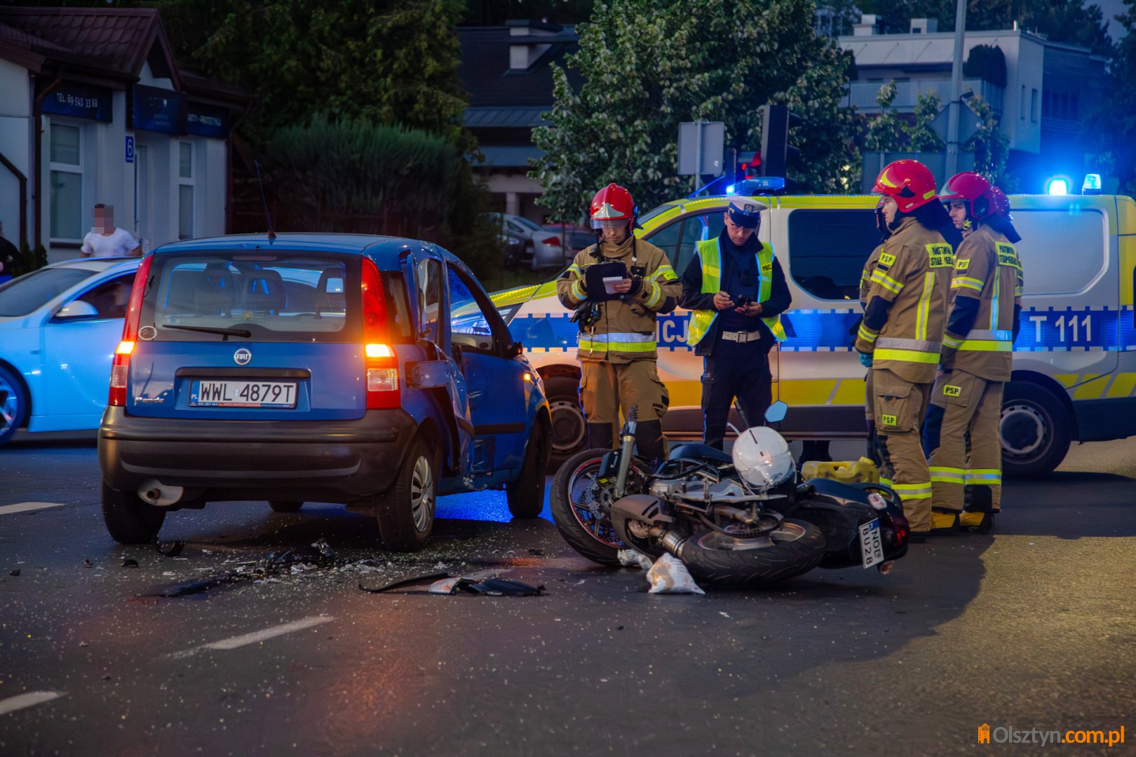 To wyglądało groźnie. Na Jarotach motocyklista zderzył się z osobówką [ZDJĘCIA]