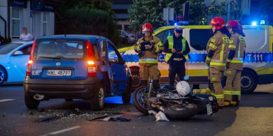 Artykuł: To wyglądało groźnie. Na Jarotach motocyklista zderzył się z osobówką [ZDJĘCIA]