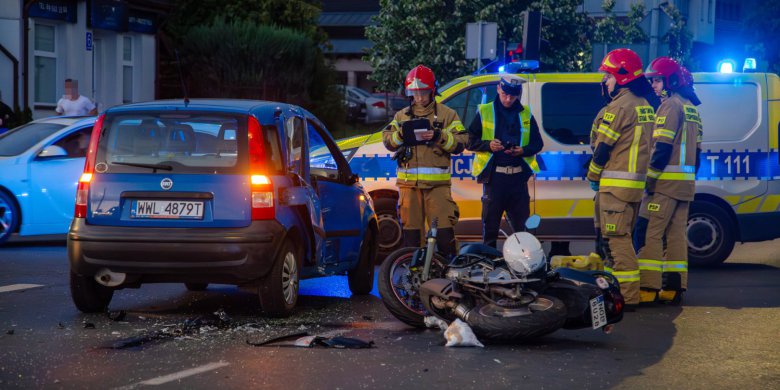 To wyglądało groźnie. Na Jarotach motocyklista zderzył się z osobówką [ZDJĘCIA]