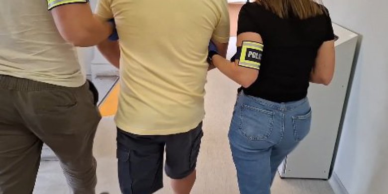 Podpalacz z ul. Kołobrzeskiej zatrzymany. Wpadł, gdy wjechał do rowu na Zatorzu