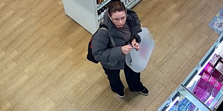 Olsztyn. Z półek zniknął towar wart 1000 zł. Na nagraniu widać kobietę z kokiem [WIDEO]