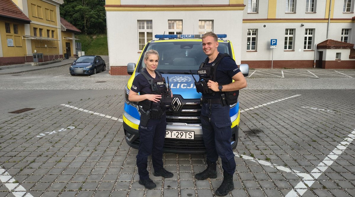 Olsztyn. Dławiący dym, zamknięte drzwi i walka z czasem. Policjanci uratowali seniorów