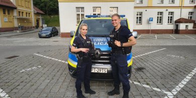 Artykuł: Olsztyn. Dławiący dym, zamknięte drzwi i walka z czasem. Policjanci uratowali seniorów