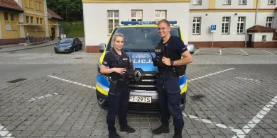 Olsztyn. Dławiący dym, zamknięte drzwi i walka z czasem. Policjanci uratowali seniorów