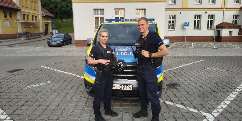 Olsztyn. Dławiący dym, zamknięte drzwi i walka z czasem. Policjanci uratowali seniorów