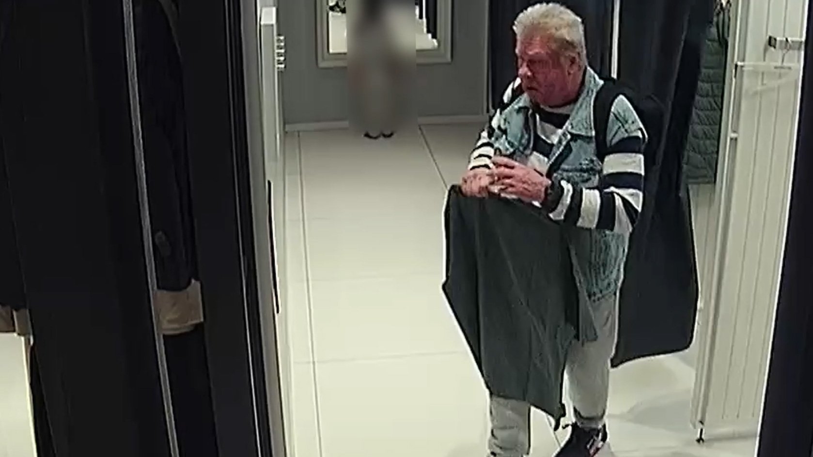 Olsztyn. Ubrania zabrane do przymierzalni zniknęły. Kim jest ten iluzjonista? [WIDEO]