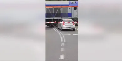 Wjechał za rogatki i zatrzymał pociąg InterCity – szokujące nagranie z Pasymia [WIDEO]