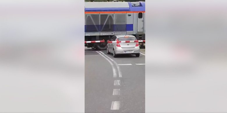 Wjechał za rogatki i zatrzymał pociąg InterCity – szokujące nagranie z Pasymia [WIDEO]