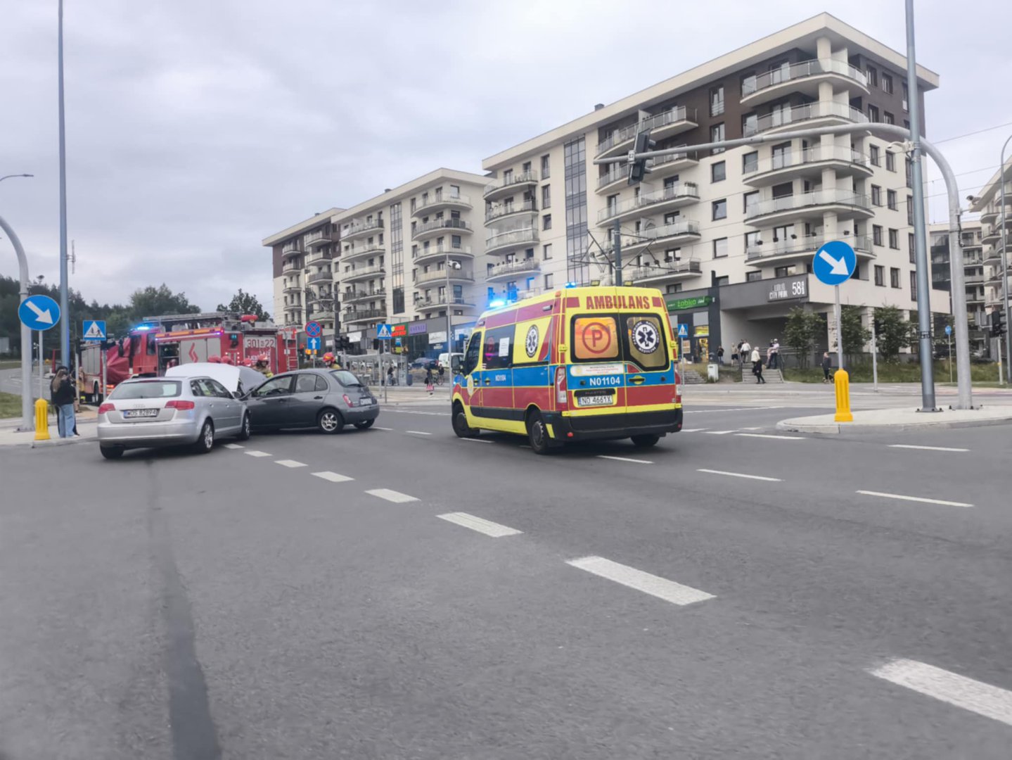 Przygody pewnej 20-latki w Olsztynie. Najpierw zakupy, potem wypadek [ZDJĘCIA]