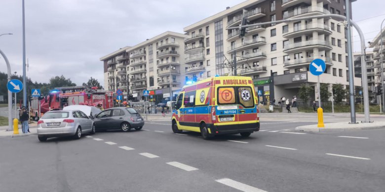 Przygody pewnej 20-latki w Olsztynie. Najpierw zakupy, potem wypadek [ZDJĘCIA]
