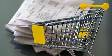 Artykuł: Zmiana „liderów drożyzny” w sklepach. Obecnie słodycze, tłuszcze i używki najbardziej drenują portfele Polaków