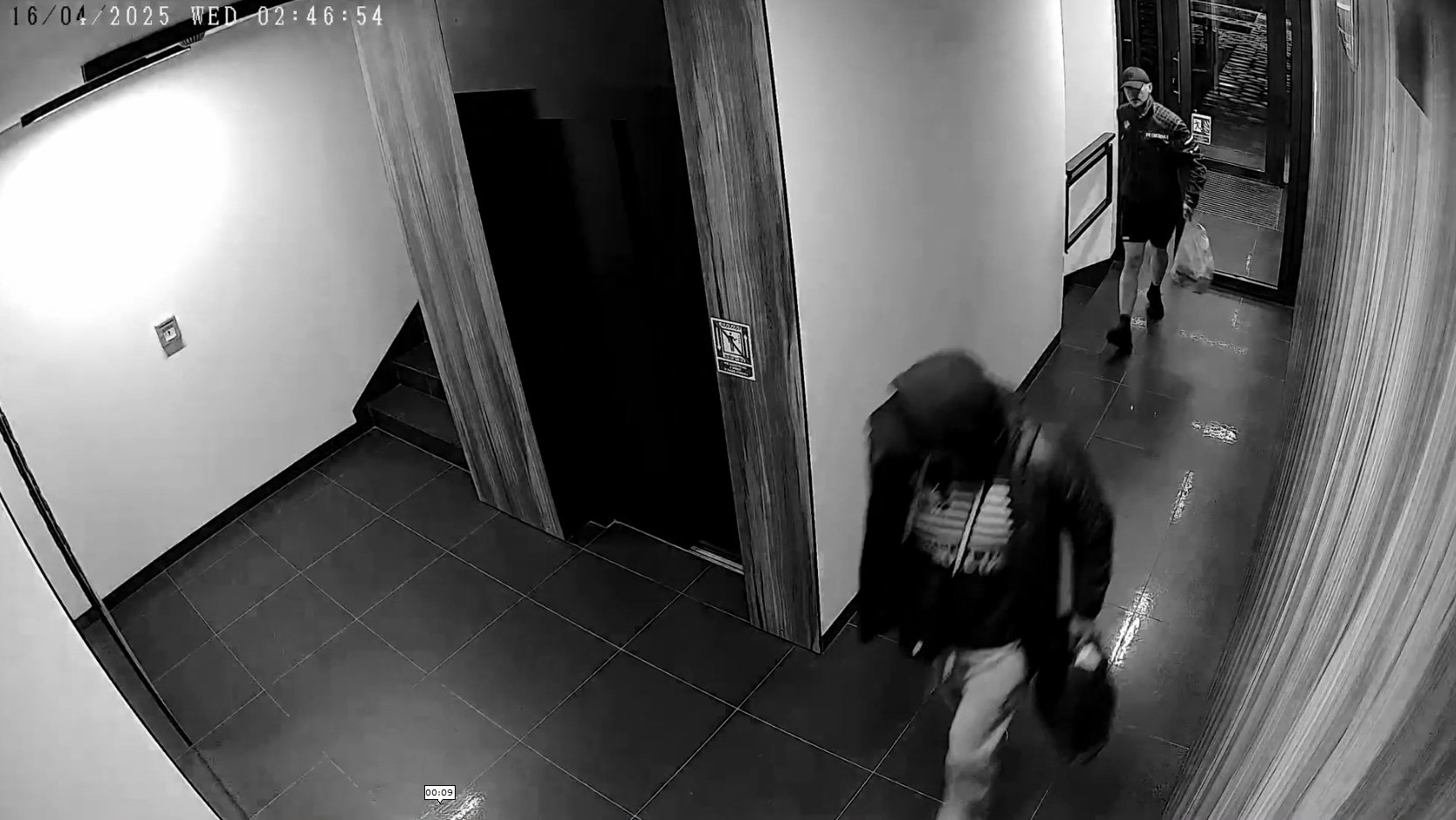 Olsztyn. Dwóch młodych mężczyzn zrobiło coś haniebnego. Teraz policja pokazuje ich twarze. Ale wstyd! [WIDEO]