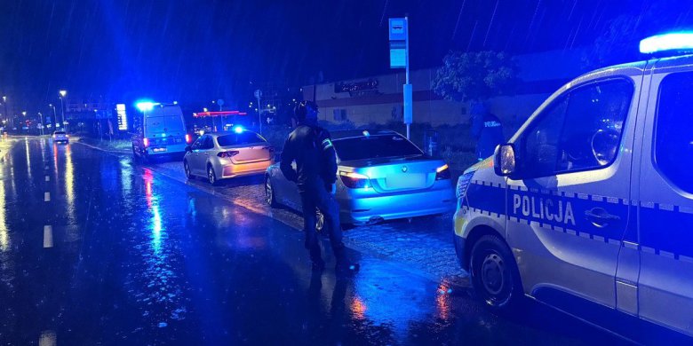 Olsztyn. 26-latek jechał środkiem drogi samochodem bardzo znanej marki. Był kompletnie pijany