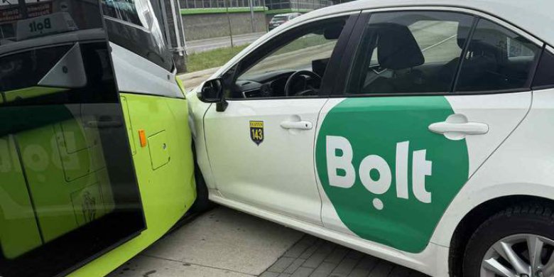 Osiedle Nagórki. Kierowca Bolta po użyciu alkoholu zderzył się z tramwajem