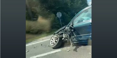 Artykuł: Duży "dzwon" na DK 53. Samochód w rowie [WIDEO, ZDJĘCIA]
