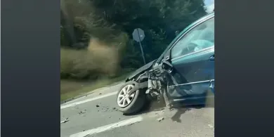 Duży dzwon na DK 53. Samochód w rowie [WIDEO, ZDJĘCIA]