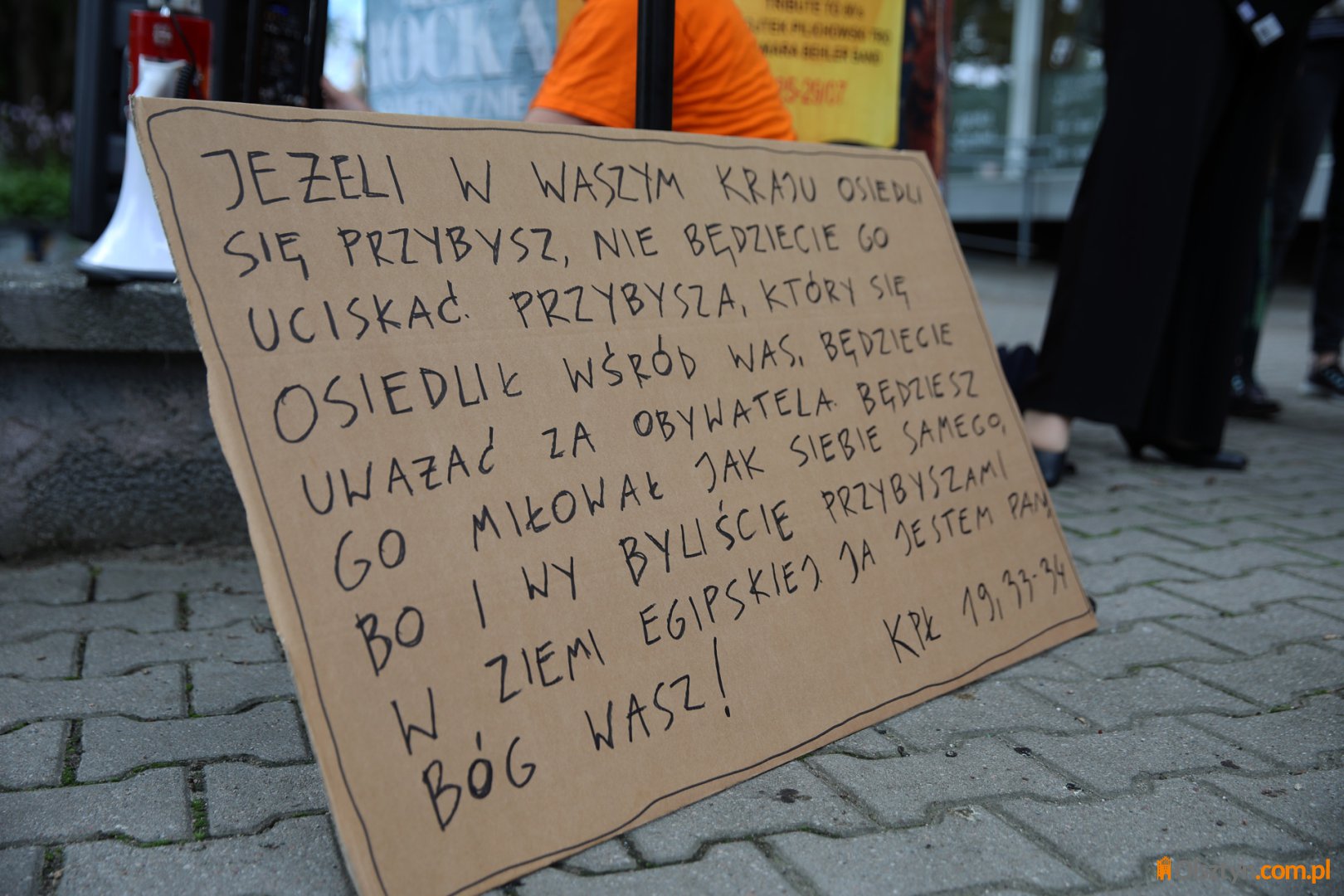 Spór o migrantów na ulicach Olsztyna. Dwie pikiety w centrum miasta [ZDJĘCIA]