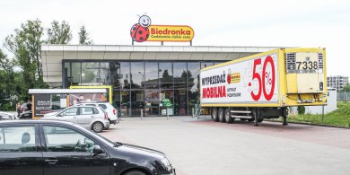 Artykuł: Wyprzedażowa naczepa Biedronki w Olsztynie. Co można kupić?