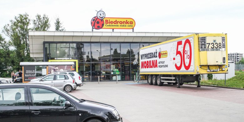 Wyprzedażowa naczepa Biedronki w Olsztynie. Co można kupić?