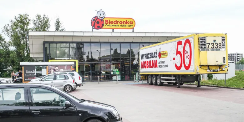 Wyprzedażowa naczepa Biedronki w Olsztynie. Co można kupić?