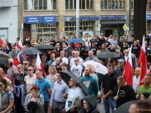 Prof. UWM o proteście przed ratuszem: „Deszcz rozgonił antyimigrancki wiec konfederatów, rasistów i faszystów wszelkiej maści”