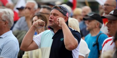 Artykuł: Prof. UWM o proteście przed ratuszem: „Deszcz rozgonił antyimigrancki wiec konfederatów, rasistów i faszystów wszelkiej maści”
