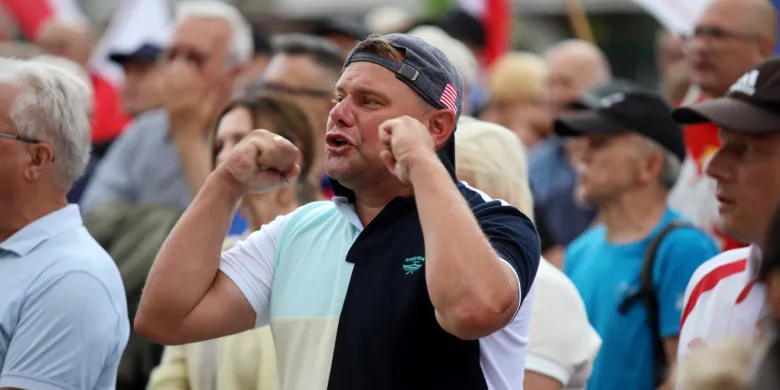 Prof. UWM o proteście przed ratuszem: „Deszcz rozgonił antyimigrancki wiec konfederatów, rasistów i faszystów wszelkiej maści”