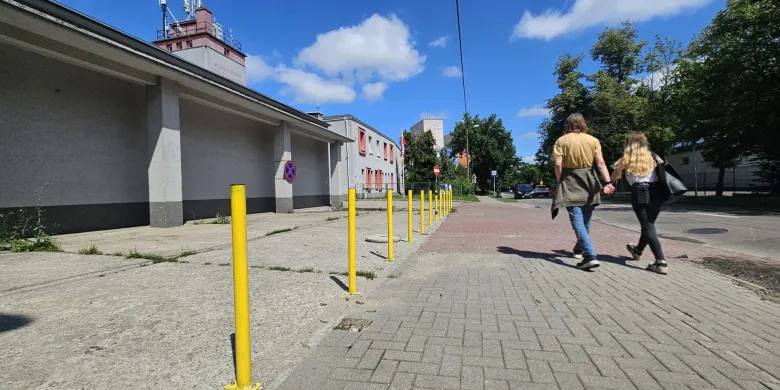 "Dlaczego strażacy nie pozwalają parkować sąsiadom?". Przy ul. Zientary-Malewskiej "wyrosły" słupki