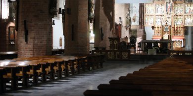 Artykuł: Olsztyn. Szokujące zachowanie 35-latka w kościele. "Pluł na kwiaty"