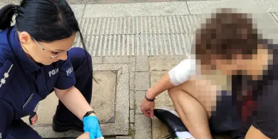 Olsztyn. Bolesny upadek 18-letniego rowerzysty. Sprawiał wrażenie oszołomionego [WIDEO]